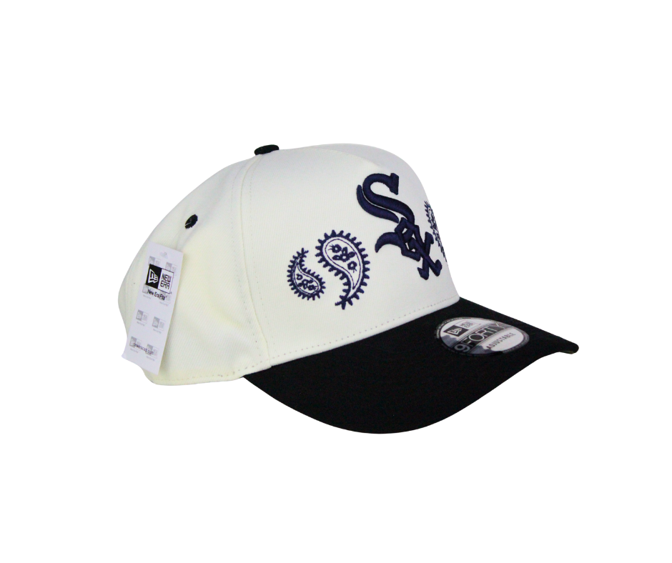 Gorra New Era Chicago White Sox Blanca con Diseño Paisley Azul Marino
